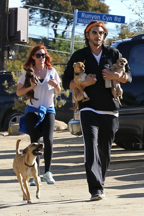 Ashton Kutcher et Rumer Willis promènent leurs chiens à Hollywood, le 9 mars 2011.