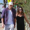 Exclusif - Mila Kunis, enceinte, et son fiancé Ashton Kutcher vont prendre un petit-déjeuner à Venice, le 17 septembre 2014.