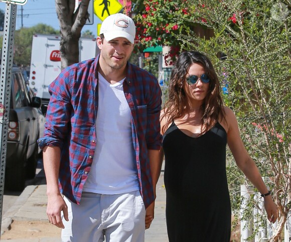 Exclusif - Mila Kunis, enceinte, et son fiancé Ashton Kutcher vont prendre un petit-déjeuner à Venice, le 17 septembre 2014.