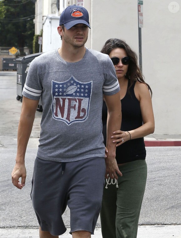 Ashton Kutcher et Mila Kunis (enceinte) font du shopping à Los Angeles, le 2 août 2014.