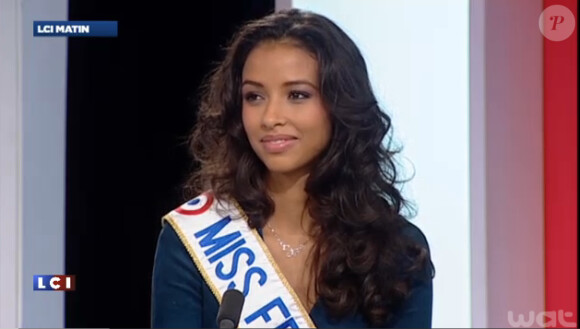 Flora Coquerel, Miss France 2014, aux côtés de Sylvie Tellier accorde une interview à LCI le 9 décembre 2013