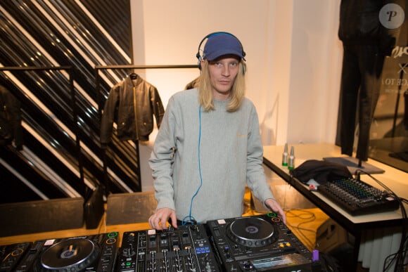 Guillaume Berg aux platines lors de la soirée de lancement du bomber Brondinski x Surface to Air à la boutique Surface to Air, dans le 3e arrondissement. Paris, le 13 novembre 2014.