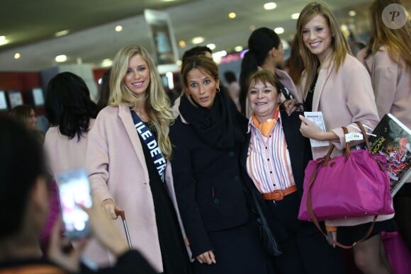Semi-Exclusif - Margaux Savarit (Miss Ile de France 2014) et Alyssa Wurtz (Miss Alsace 2014) au départ de l'aéroport de Paris-Charles-de-Gaulle à destination de Punta Cana, le 14 novembre 2014.