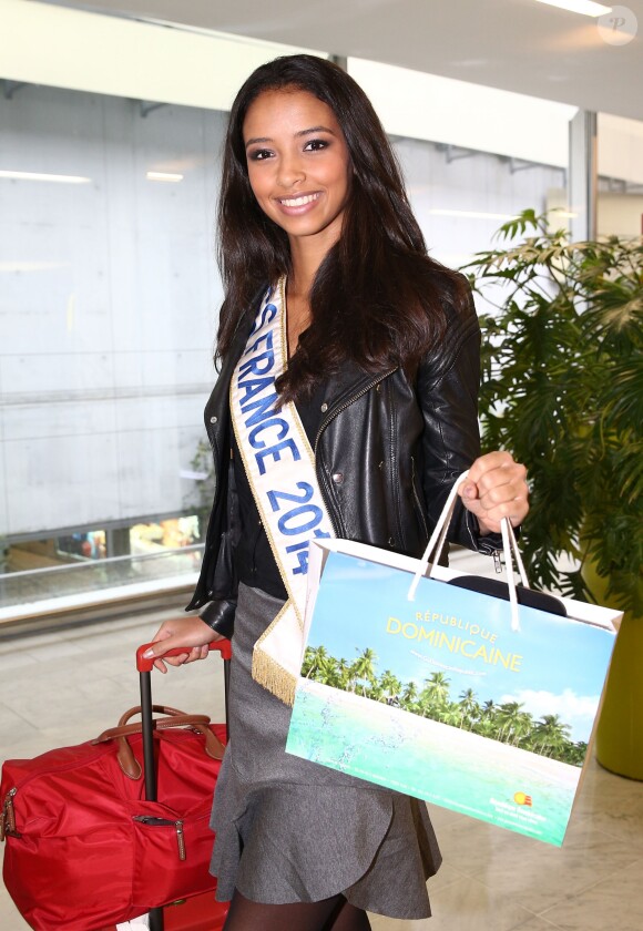 Semi-Exclusif - Flora Coquerel, Miss France 2014 au départ de l'aéroport de Paris-Charles-de-Gaulle à destination de Punta Cana, le 14 novembre 2014.