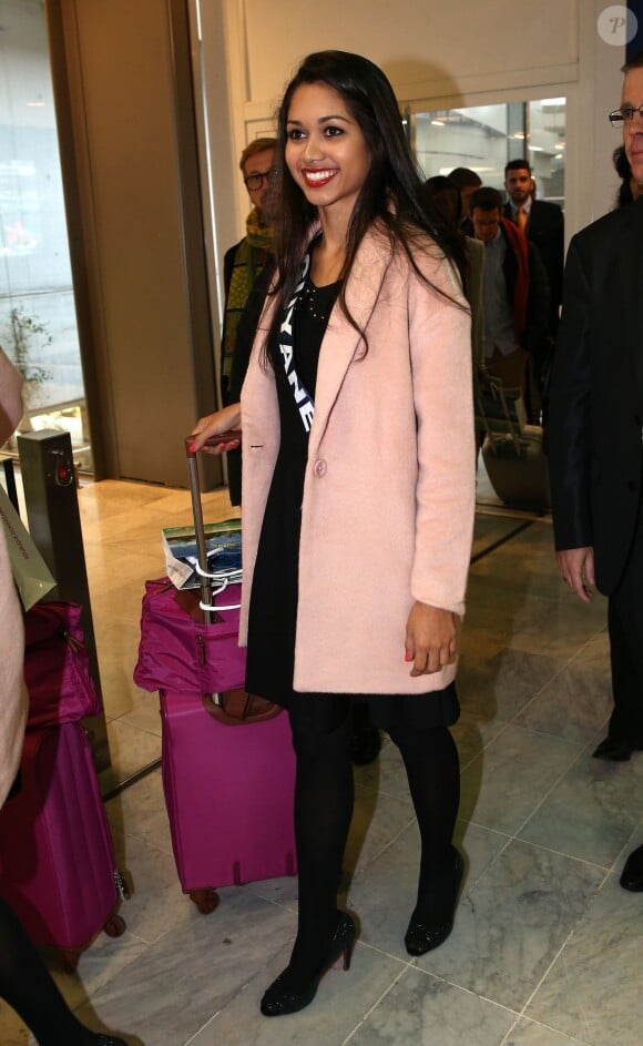 Semi-Exclusif - Valéria Coelho Maciel (Miss Guyane 2014) au départ de l'aéroport de Paris-Charles-de-Gaulle à destination de Punta Cana, le 14 novembre 2014.