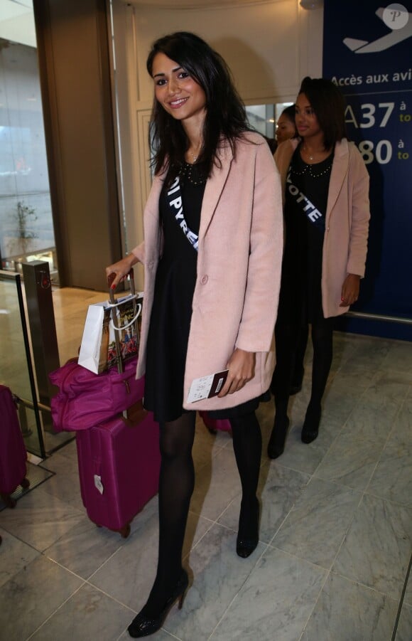 Semi-Exclusif - Laura Pelos (Miss Midi-Pyrénées 2014) au départ de l'aéroport de Paris-Charles-de-Gaulle à destination de Punta Cana, le 14 novembre 2014.