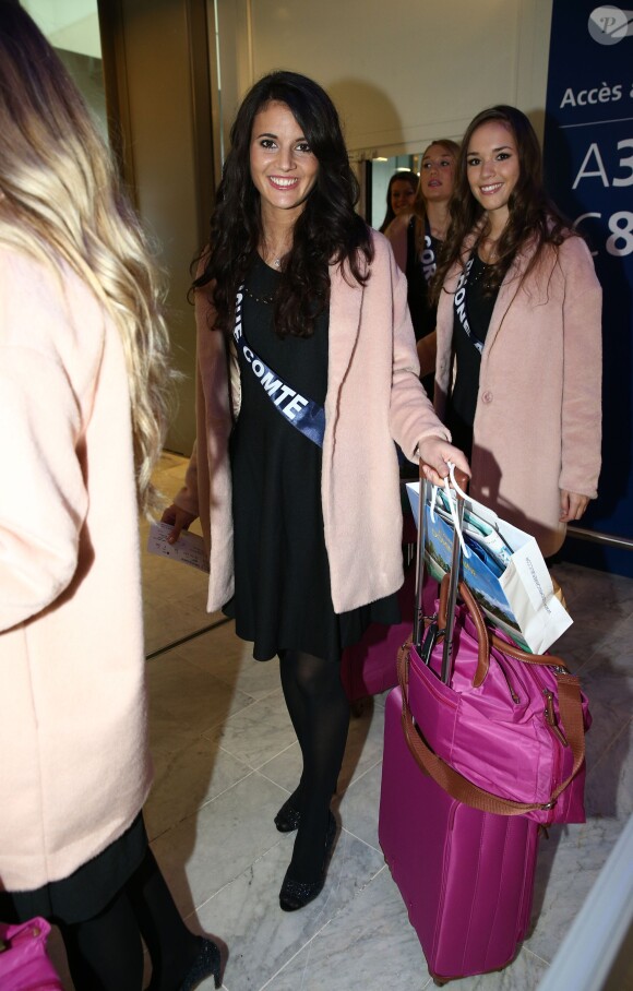 Semi-Exclusif - Anne-Mathilde Cali (Miss Franche-Comté 2014) au départ de l'aéroport de Paris-Charles-de-Gaulle à destination de Punta Cana, le 14 novembre 2014.