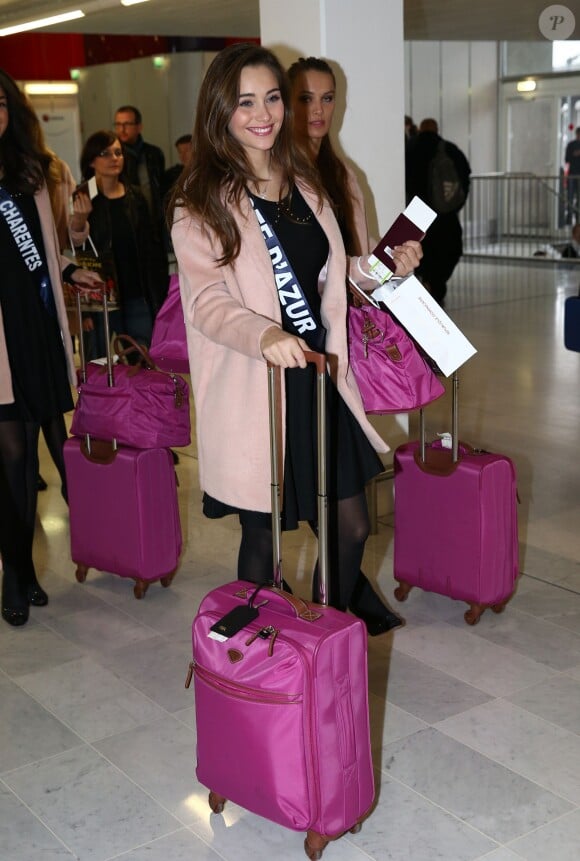 Semi-Exclusif - Charlotte Pirroni (Miss Côte d'Azur 2014) au départ de l'aéroport de Paris-Charles-de-Gaulle à destination de Punta Cana, le 14 novembre 2014.
