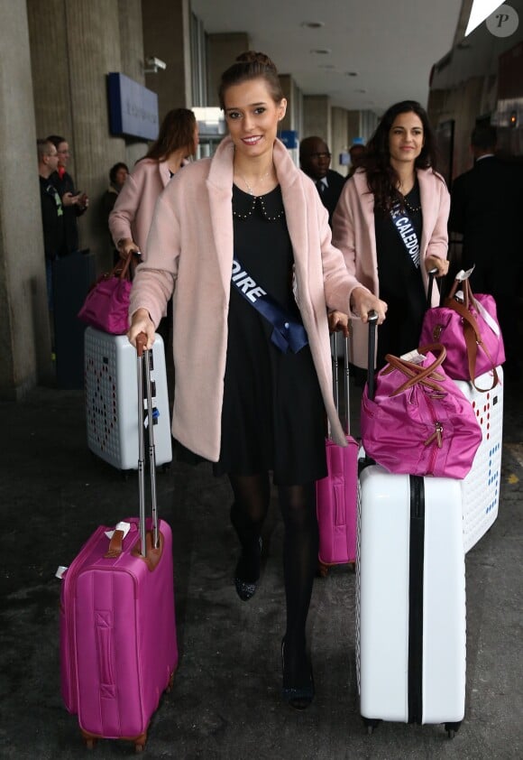 Semi-Exclusif - Flavy Facon (Miss Pays de Loire) au départ de l'aéroport de Paris-Charles-de-Gaulle à destination de Punta Cana, le 14 novembre 2014.