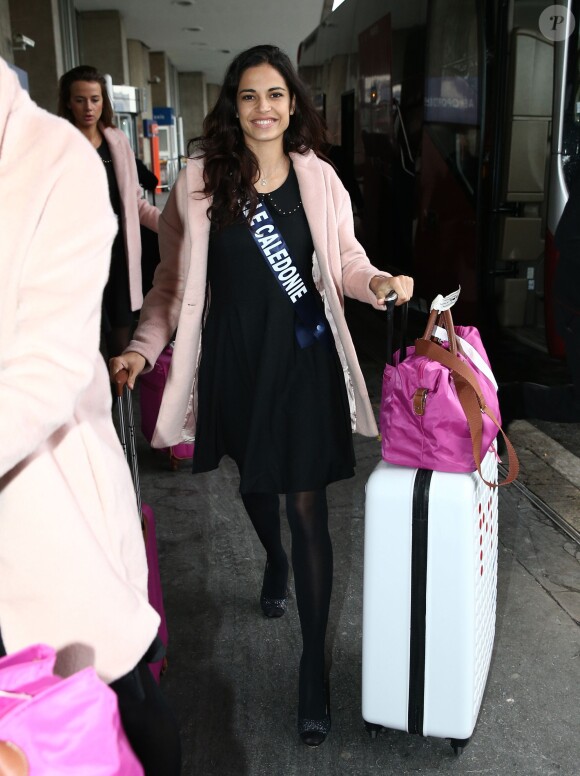 Semi-Exclusif - Mondy Laigle (Miss Nouvelle-Calédonie) au départ de l'aéroport de Paris-Charles-de-Gaulle à destination de Punta Cana, le 14 novembre 2014.