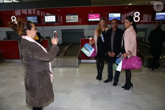Semi-Exclusif - Camille Cerf (Miss Nord-Pas-de-Calais) et Moëra Michalon (Miss Martinique) au départ de l'aéroport de Paris-Charles-de-Gaulle à destination de Punta Cana, le 14 novembre 2014.