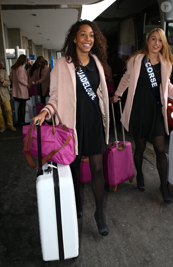 Semi-Exclusif - Chloé Mozar (Miss Guadeloupe 2014) et Dorine Rossi (Miss Corse 2014) au départ de l'aéroport de Paris-Charles-de-Gaulle à destination de Punta Cana, le 14 novembre 2014.