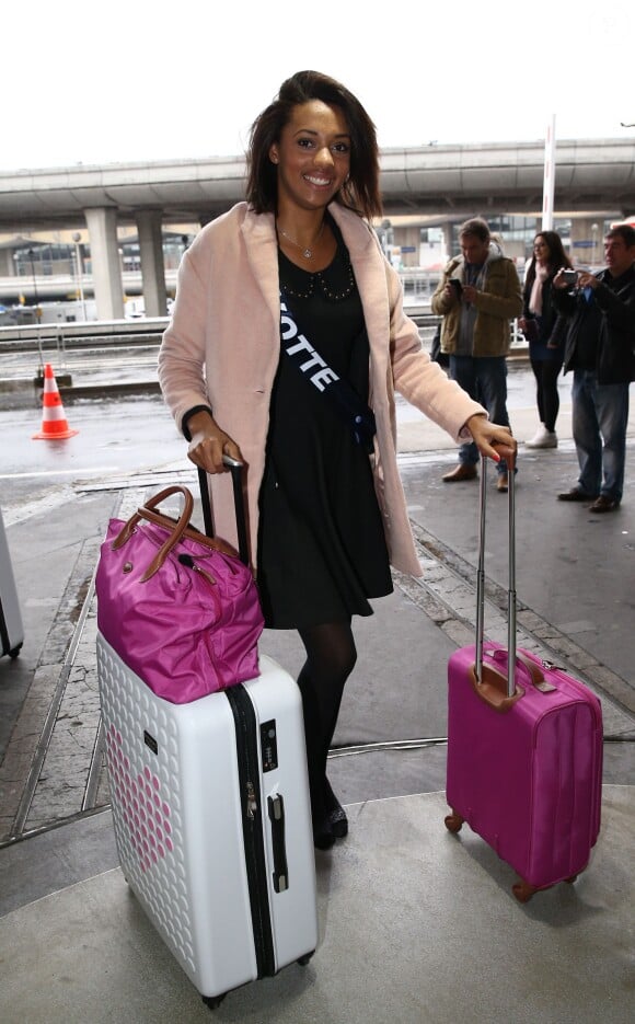 Semi-Exclusif - Ludy Langlade (Miss Mayotte 2014) au départ de l'aéroport de Paris-Charles-de-Gaulle à destination de Punta Cana, le 14 novembre 2014.