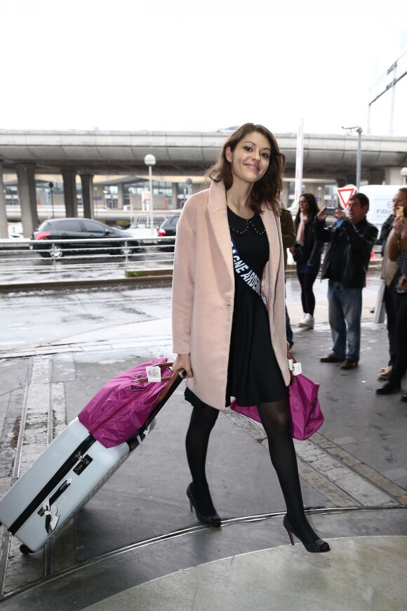 Semi-Exclusif - Mélissa Cervoni (Miss Champagne-Ardenne 2014) au départ de l'aéroport de Paris-Charles-de-Gaulle à destination de Punta Cana, le 14 novembre 2014.
