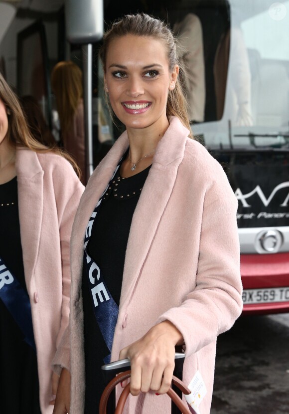 Semi-Exclusif - Anne-Laure Fourmont, Miss Provence 2014, au départ de l'aéroport de Paris-Charles-de-Gaulle à destination de Punta Cana, le 14 novembre 2014.
