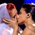 Shy'm embrassant une mariée à la fin de son interprétation de  Et alors ?  14e NRJ Music Awards, le 26 janvier 2013, où elle a conservé sa couronne d'Artiste féminine francophone de l'année.
