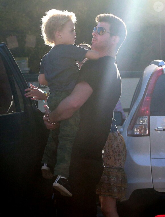 Exclusif - Robin Thicke avec son fils Julian à Los Angeles. Le 5 novembre 2014.