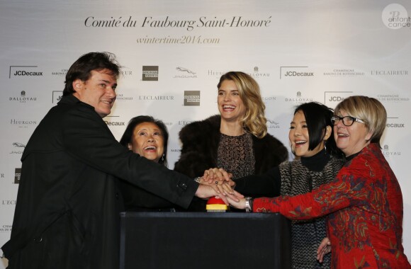 Benjamin Cymerman (président du Comité du Faubourg-Saint-Honoré), Jeanne d'Hauteserre (maire du 8e arrondissement de Paris), Alice Taglioni (marraine de l'événement et de la Fédération Enfants, Cancers, Santé) et Marie-Hélène Nguyen (à droite, présidente de la Fédération Enfants, Cancers, Santé) célèbrent les illuminations de Noël et la Tombola du Comité du Faubourg-Saint-Honoré. Paris, le 18 novembre 2014.