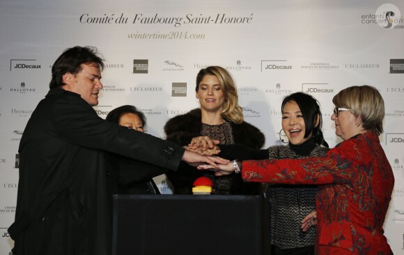 Benjamin Cymerman (président du Comité du Faubourg-Saint-Honoré), Jeanne d'Hauteserre (maire du 8e arrondissement de Paris), Alice Taglioni (marraine de l'événement et de la Fédération Enfants, Cancers, Santé) et Marie-Hélène Nguyen (à droite, présidente de la Fédération Enfants, Cancers, Santé) célèbrent les illuminations de Noël et la Tombola du Comité du Faubourg-Saint-Honoré. Paris, le 18 novembre 2014.