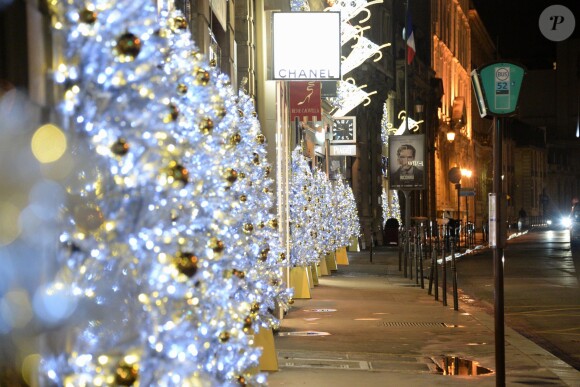 Le quartier du Faubourg-Saint-Honoré, illuminé pour les fêtes de fin d'année lors du Winter Time 2014. Paris, le 18 novembre 2014.