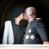 Le couple princier gratifie la foule d'un magnifique baiser. La princesse Charlene de Monaco, enceinte de jumeaux dont la naissance est attendue mi-décembre, est apparue au côté du prince Albert II au balcon du palais princier le 19 novembre 2014 lors de la célébration de la Fête nationale monégasque.