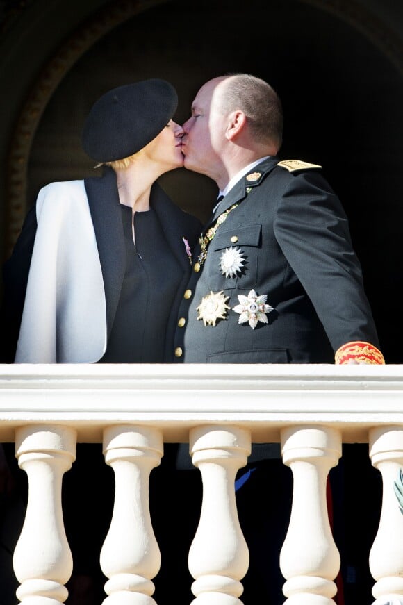 Le couple princier gratifie la foule d'un magnifique baiser. La princesse Charlene de Monaco, enceinte de jumeaux dont la naissance est attendue mi-décembre, est apparue au côté du prince Albert II au balcon du palais princier le 19 novembre 2014 lors de la célébration de la Fête nationale monégasque.