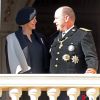 La princesse Charlene de Monaco, enceinte de jumeaux dont la naissance est attendue mi-décembre, et le prince Albert II ont échangé un beau baiser au balcon du palais princier le 19 novembre 2014 lors de la célébration de la Fête nationale monégasque.