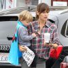 Jennifer Garner et son fils Samuel sont allés prendre leur petit-déjeuner au Farmshop au Brentwood Country Mart à Brentwood, le 20 octobre 2014.