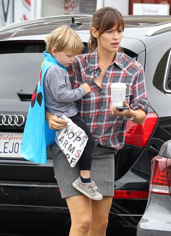 Jennifer Garner et son fils Samuel sont allés prendre leur petit-déjeuner au Farmshop au Brentwood Country Mart à Brentwood, le 20 octobre 2014.