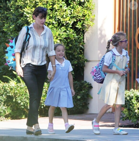 Jennifer Garner se balade avec ses filles Seraphina et Violet à Santa Monica, le 23 octobre 2014