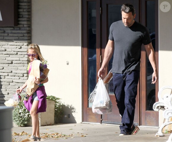 Ben Affleck emmène ses filles Seraphina et Violet au Farmers Market à Pacific Palisades, le 16 novembre 2014.