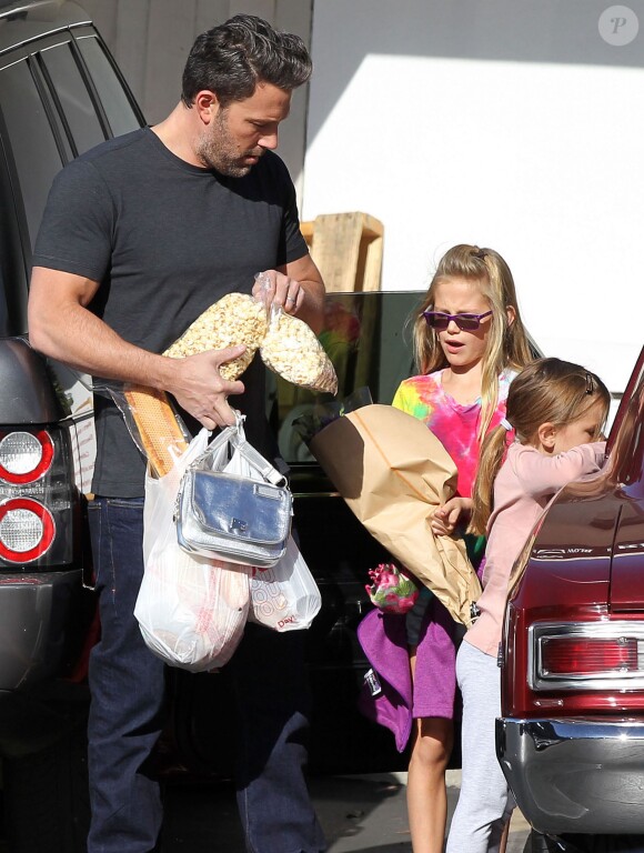 Ben Affleck emmène ses filles Seraphina et Violet au Farmers Market à Pacific Palisades, le 16 novembre 2014.