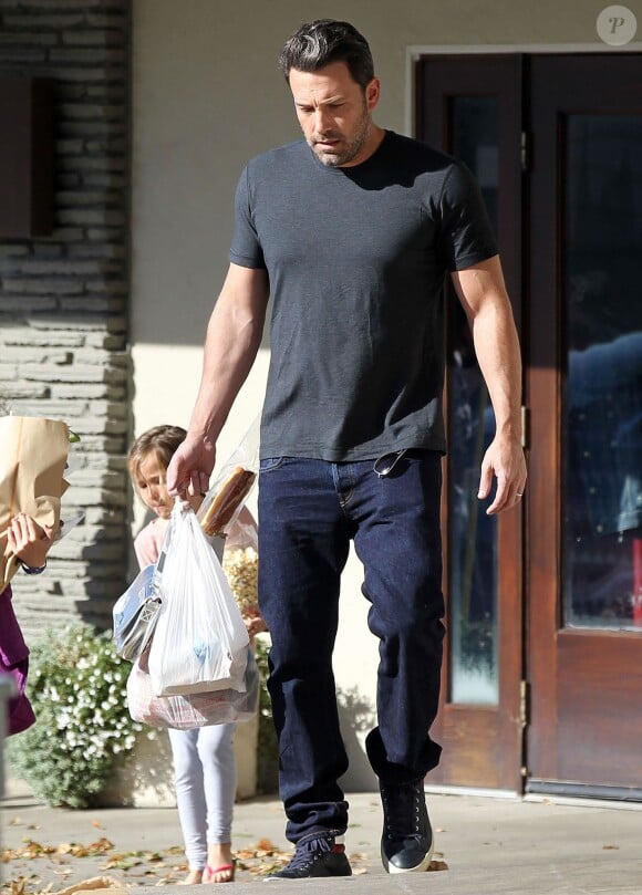 Ben Affleck emmène ses filles Seraphina et Violet au Farmers Market à Pacific Palisades, le 16 novembre 2014.