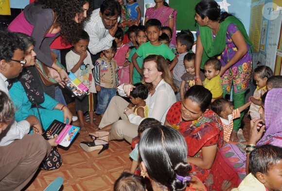 Valérie Trierweiler, ex première dame de France, visitant un bidonville de Mumbaï en Inde le 28 janvier 2014
