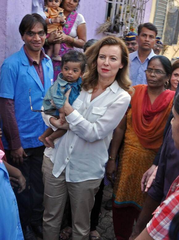 Valérie Trierweiler, ancienne première dame de France, visitant un bidonville de Mumbaï en Inde le 28 janvier 2014