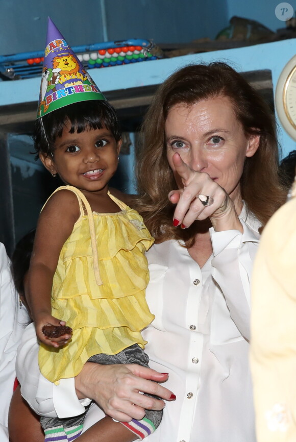 - Valerie Trierweiler, l'ex-compagne de Francois Hollande, a visite le bidonville de Mandala a Bombay, aux cotes de l'association humanitaire "Action contre la faim", lors de son voyage en Inde. Le 28 janvier 2014 -