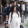 Kourtney Kardashian enceinte va déjeuner avec son compagnon Scott Disick et leur fils Mason à Beverly Hills, le 20 novembre 2014. 