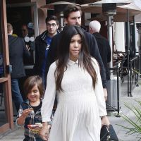 Kourtney Kardashian : Future maman chic et stylée avec Scott et le petit Mason