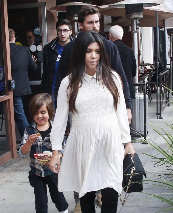 Kourtney Kardashian enceinte va déjeuner avec son compagnon Scott Disick et leur fils Mason à Beverly Hills, le 20 novembre 2014. 