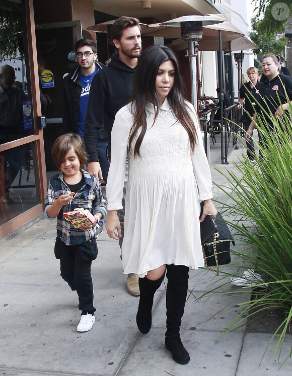 Kourtney Kardashian, enceinte, avec son compagnon Scott Disick et leur fils Mason à Beverly Hills, le 20 novembre 2014. 