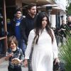 Kourtney Kardashian, enceinte, dans les rues de Beverly Hills avec son compagnon Scott Disick et leur fils Mason à Beverly Hills, le 20 novembre 2014. 