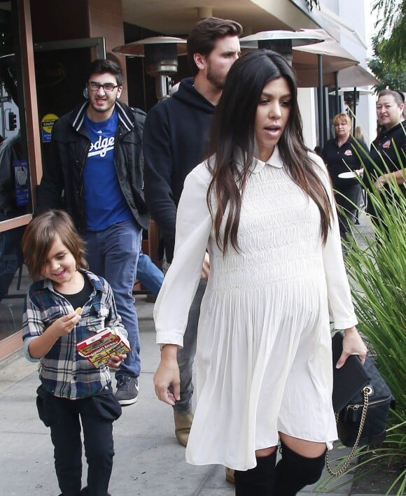 Kourtney Kardashian, enceinte, en compagnie de Scott Disick et de leur fils Mason à Beverly Hills, le 20 novembre 2014.