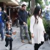 Kourtney Kardashian, enceinte, va déjeuner avec son compagnon Scott Disick et leur fils Mason à Beverly Hills, le 20 novembre 2014. 