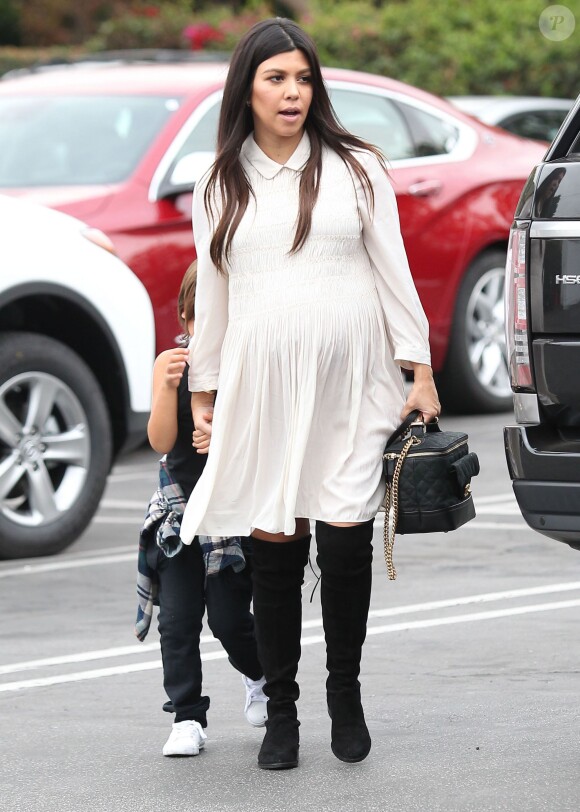 Kourtney Kardashian, enceinte, dans les rues de Beverly Hills, le 20 novembre 2014. 