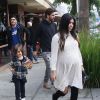 Kourtney Kardashian, enceinte, va déjeuner avec son compagnon Scott Disick et leur fils Mason à Beverly Hills, le 20 novembre 2014.