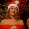 Sonia Lacen et son bonnet rouge dans le clip de All I want for Christmas is you.
