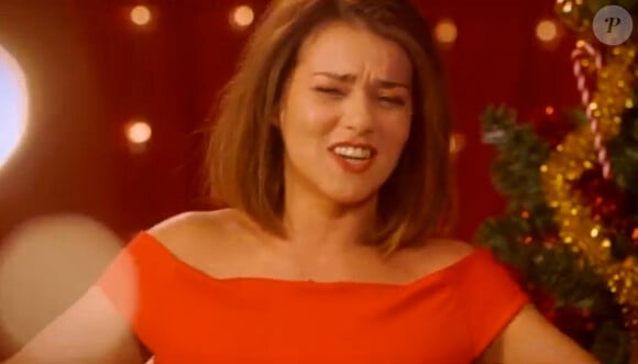 La chanteuse Sonia Lacen dans le clip de All I want for Christmas is you.