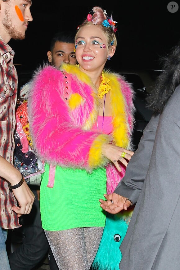 Miley Cyrus en délire arrive au Factory Nightclub pour sa soirée d'anniversaire à Los Angeles, le 22 novembre 2014.