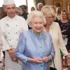 La reine Elizabeth II et Camilla Parker Bowles rencontrant en juin 2012 des lauréats du concours 'Cuisinez pour la reine' à Buckingham Palace