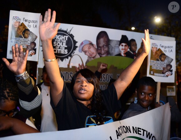 Des militants à Los Angeles manifestant après le verdict de la justice et sa décision de ne pas poursuivre Darren Wilson, le policier qui a tiré sur le jeune noir Michael Brown le 24 novembre 2014
